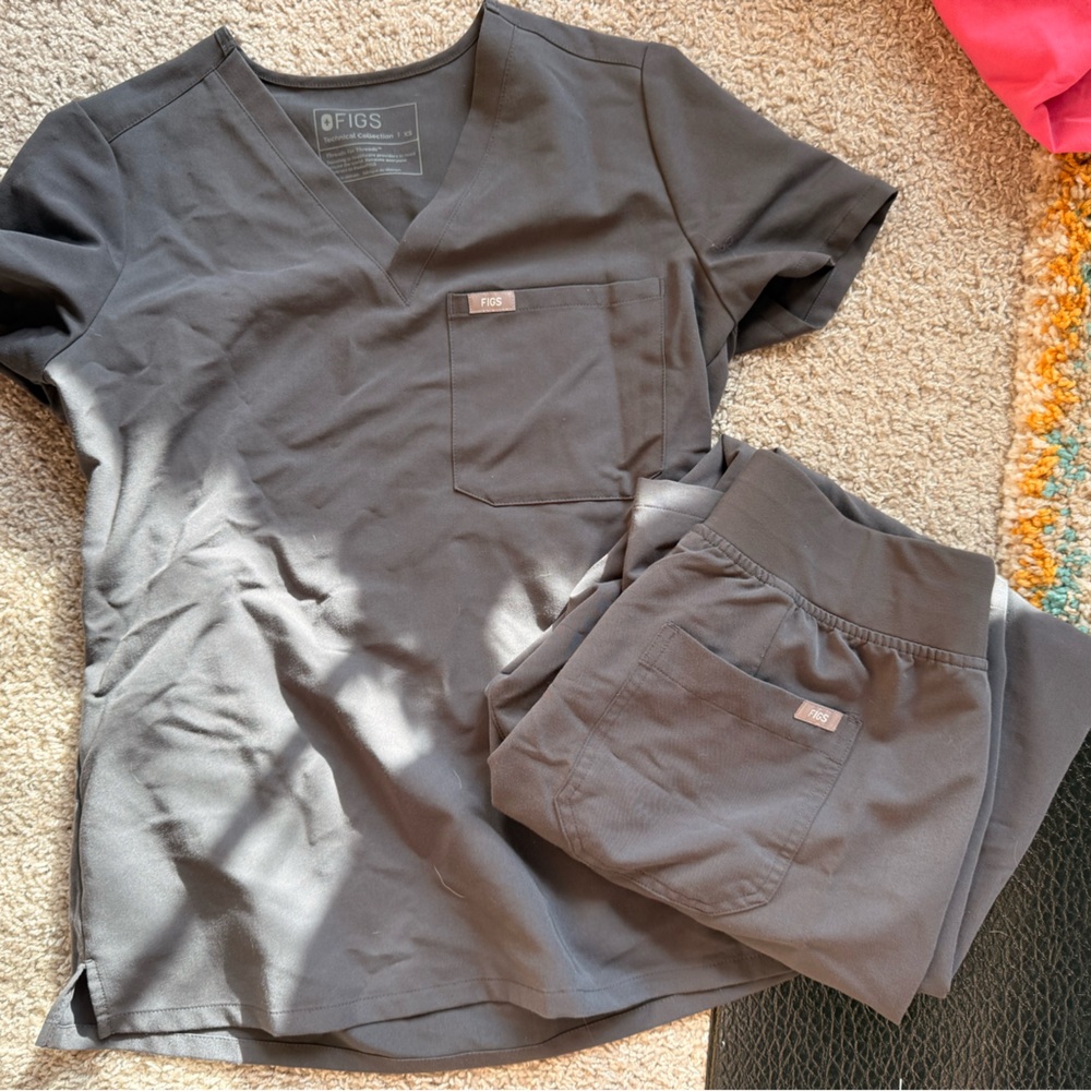 FIGS Charcoal Scrub Ensemble